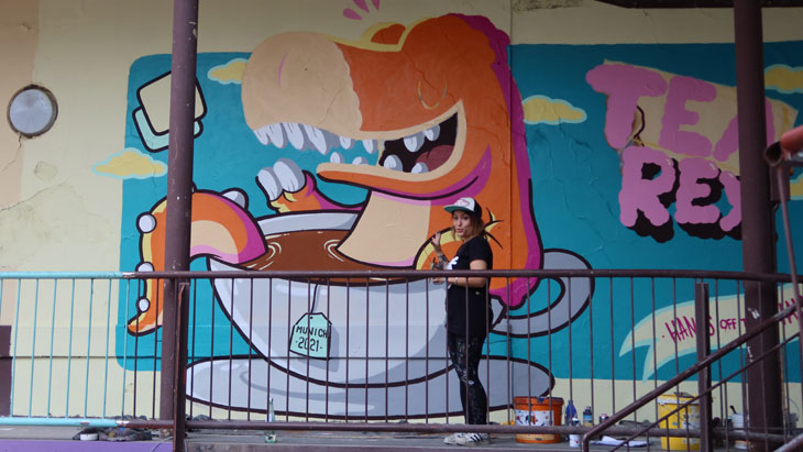 Octoflyart "Tea-Rex"  beim "Hands Off The Wall Festival 2021" @ Werksviertel-Mitte. Europas führendes Grafitti und Streetart Festival für Frauen (©Foto. Martin Schmitz)